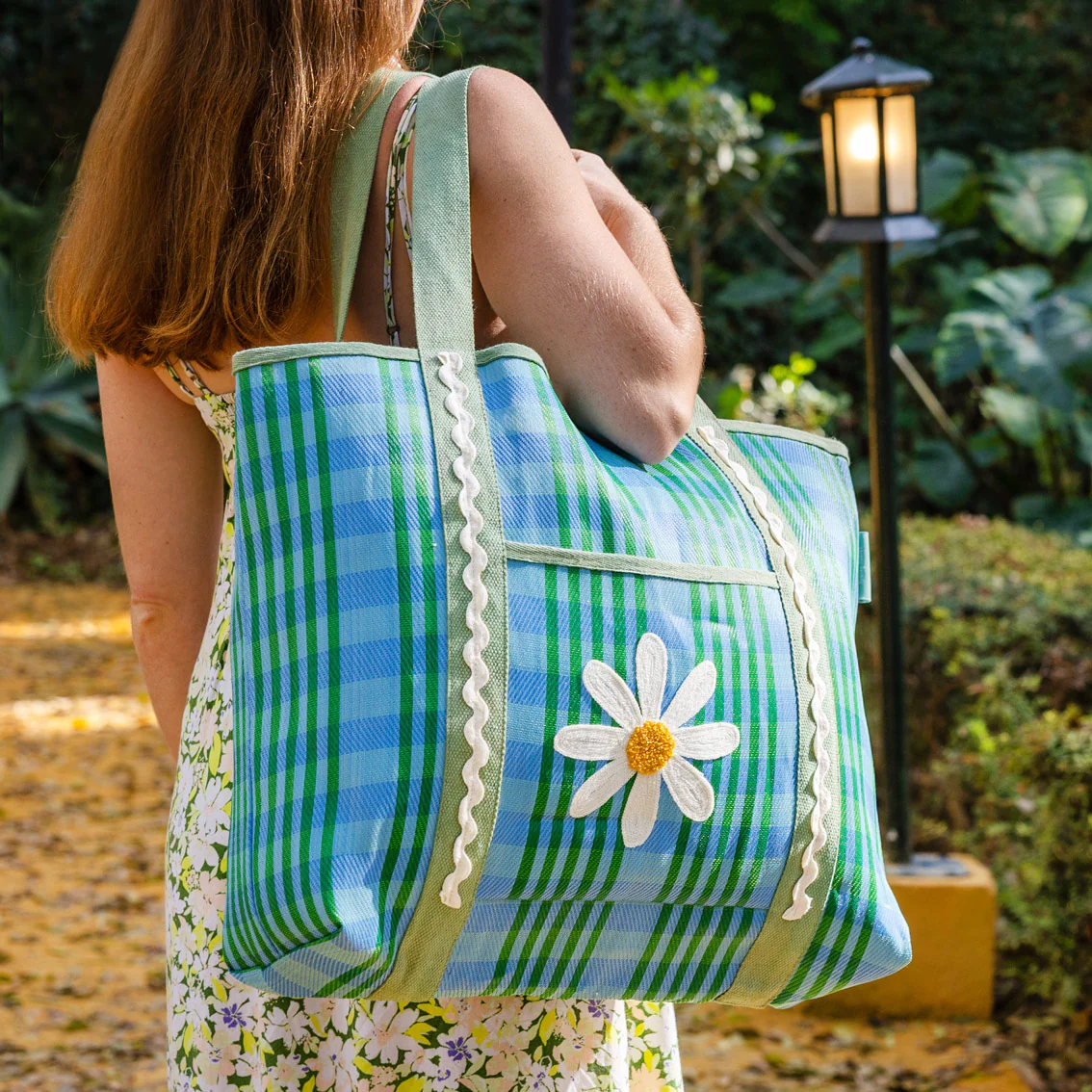 Bon Appetit Daisy Tote Bag (Recycled Plastic) - Image 6