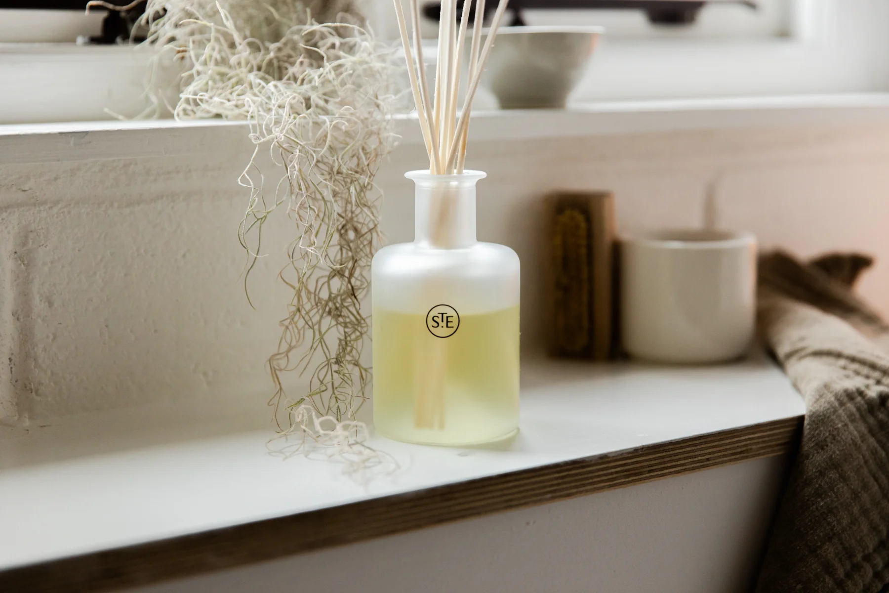 St Eval Reed Diffuser, Sweet Pea - Image 4